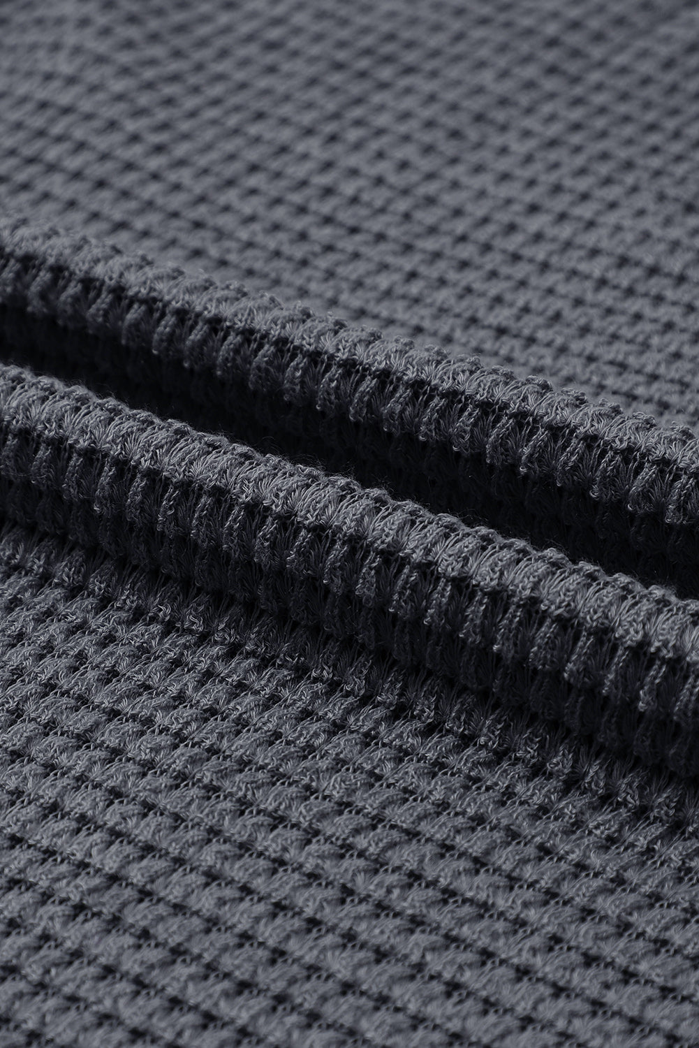 Graues Oversize-Oberteil mit hohen Schlitzen und Waffelstrick