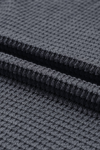 Graues Oversize-Oberteil mit hohen Schlitzen und Waffelstrick