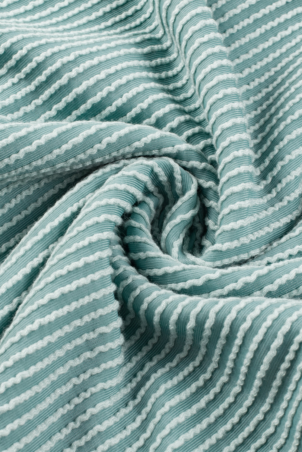 Aruba – Blaues, strukturiertes Minikleid mit Rüschen und Flatterärmeln