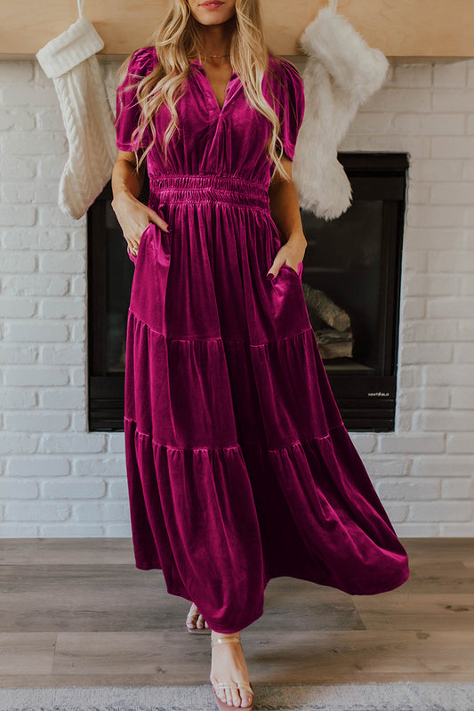 Red Dahlia – Kurzärmliges Maxikleid aus Samt mit geraffter Taille und Stufendesign
