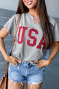 Hellgraues, lockeres T-Shirt mit USA-Schriftzug-Patch und eingekerbtem Ausschnitt