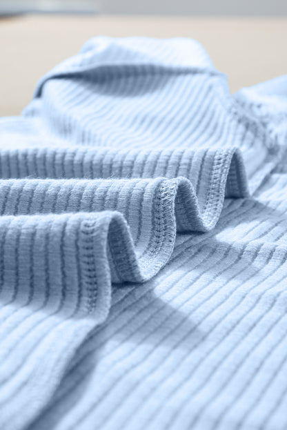 Hellblaues T-Shirt mit gerippter Struktur und Colorblock-Muster