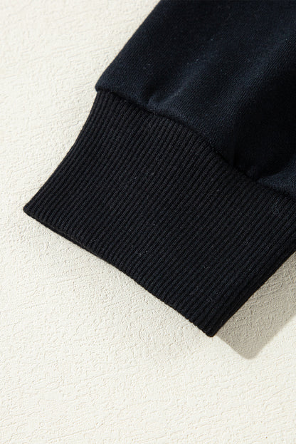 Schwarzer, einfarbiger Kapuzenpullover mit Raglanärmeln und Nieten und Tasche