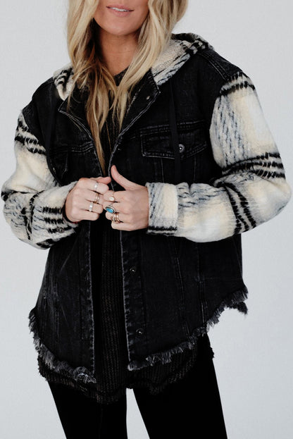 Schwarze Jeansjacke mit Kapuze und karierten Ärmeln und ausgefranstem Saum