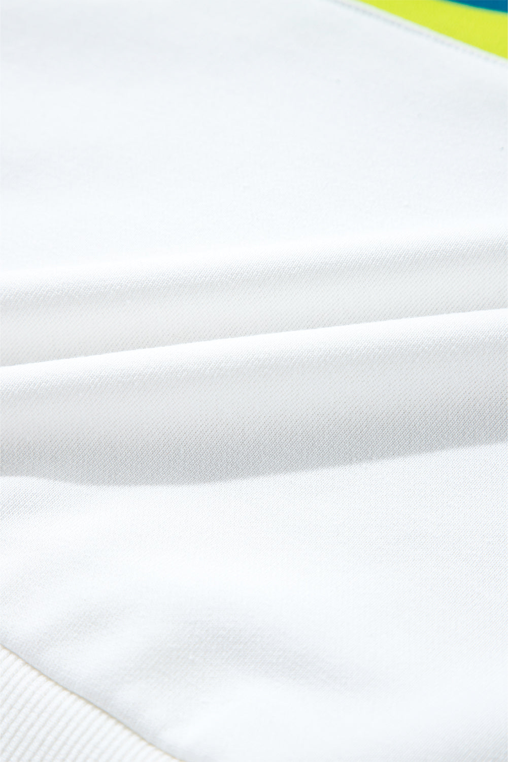 Weißes, langärmliges T-Shirt mit bunten Streifen