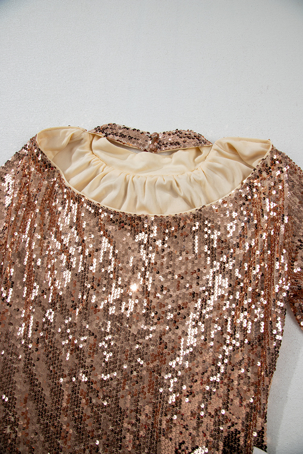 Goldfarbenes, Paillettenbesetztes Minikleid mit langen Ärmeln und Cut-Out am Rücken