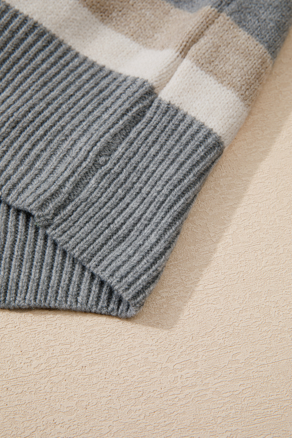 Grau gestreifter Pullover mit Farbblock und geripptem Rand und Rundhalsausschnitt