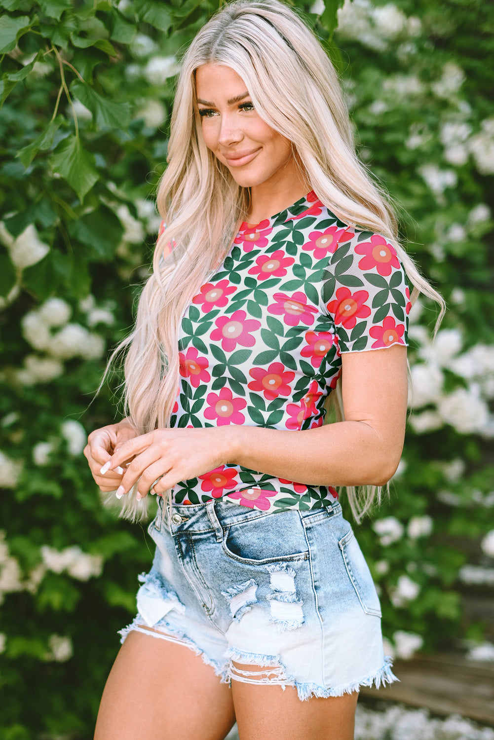 Feurig rotes T-Shirt mit Rundhalsausschnitt und Retro-Blumendruck