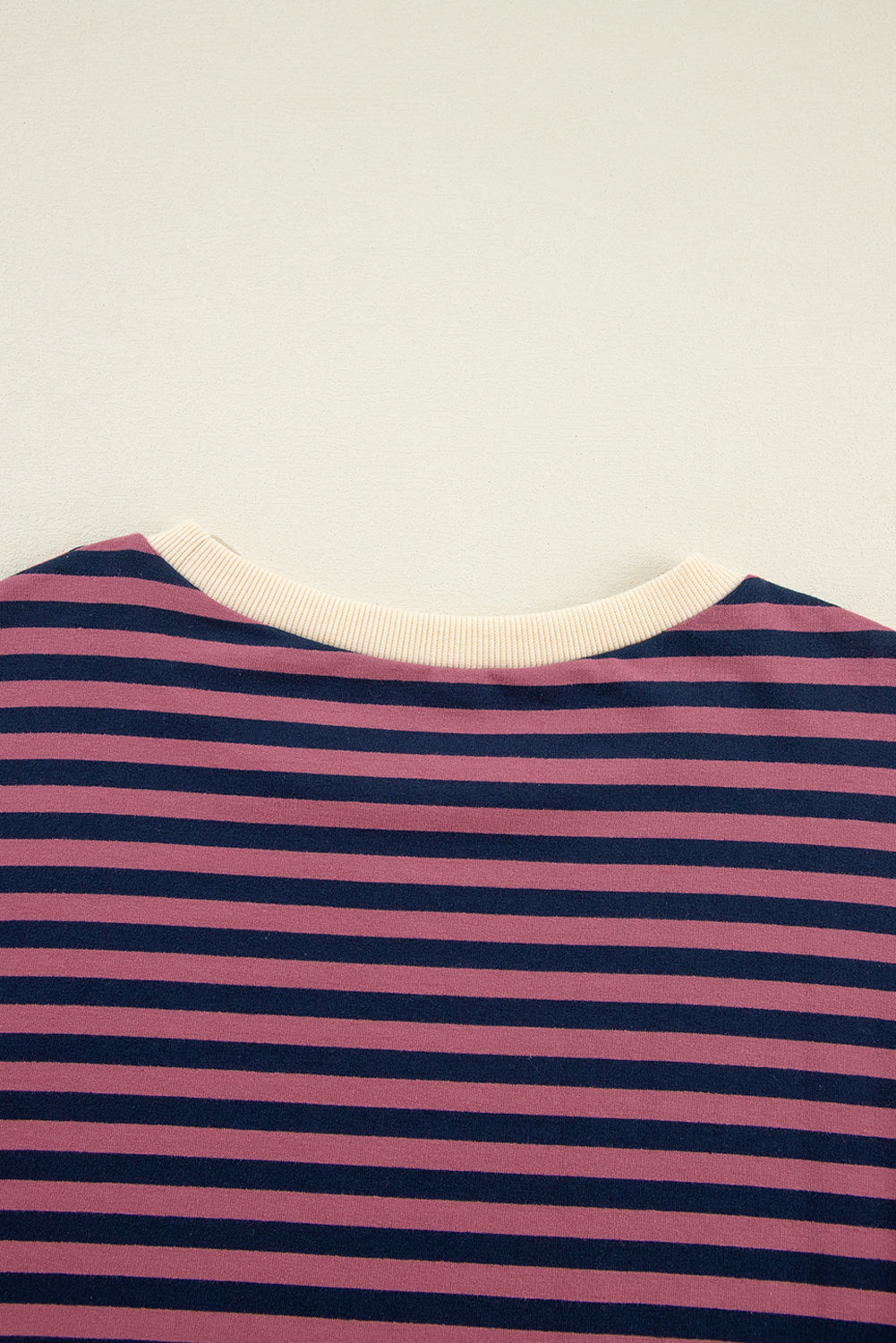 Oversize-Pullover mit rotem Streifenmuster und Kontrastbesatz