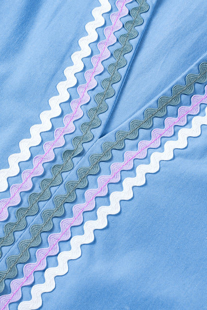 Beau Blue – Zickzack-Farbblockkleid mit Flatterärmeln, V-Ausschnitt und Stufendesign