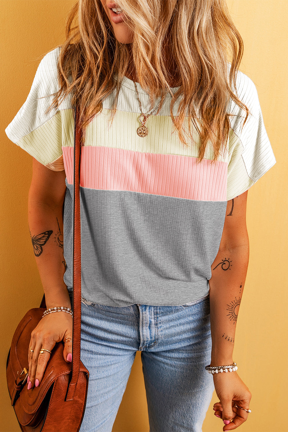 Graues geripptes T-Shirt mit Farbblock-Patchwork