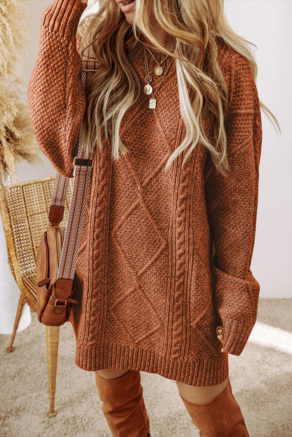 Kaffeebraunes, locker sitzendes Pulloverkleid mit Zopfmuster und überschnittener Schulter