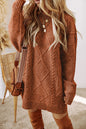 Kaffeebraunes, locker sitzendes Pulloverkleid mit Zopfmuster und überschnittener Schulter