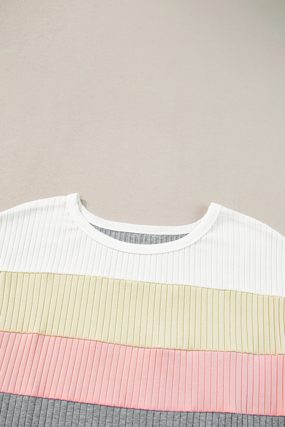 Graues geripptes T-Shirt mit Farbblock-Patchwork