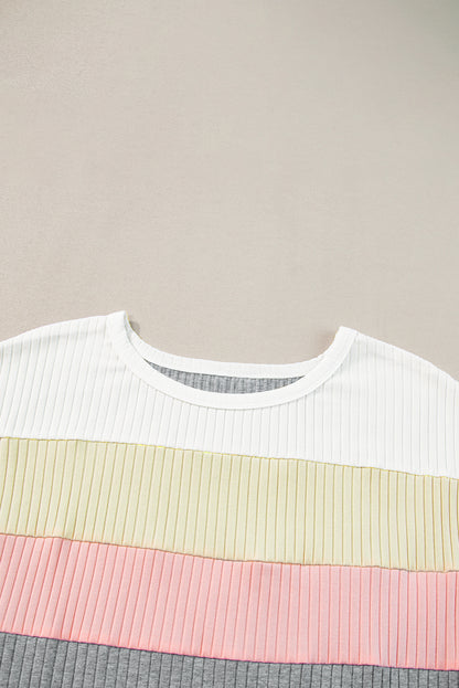 Graues geripptes T-Shirt mit Farbblock-Patchwork