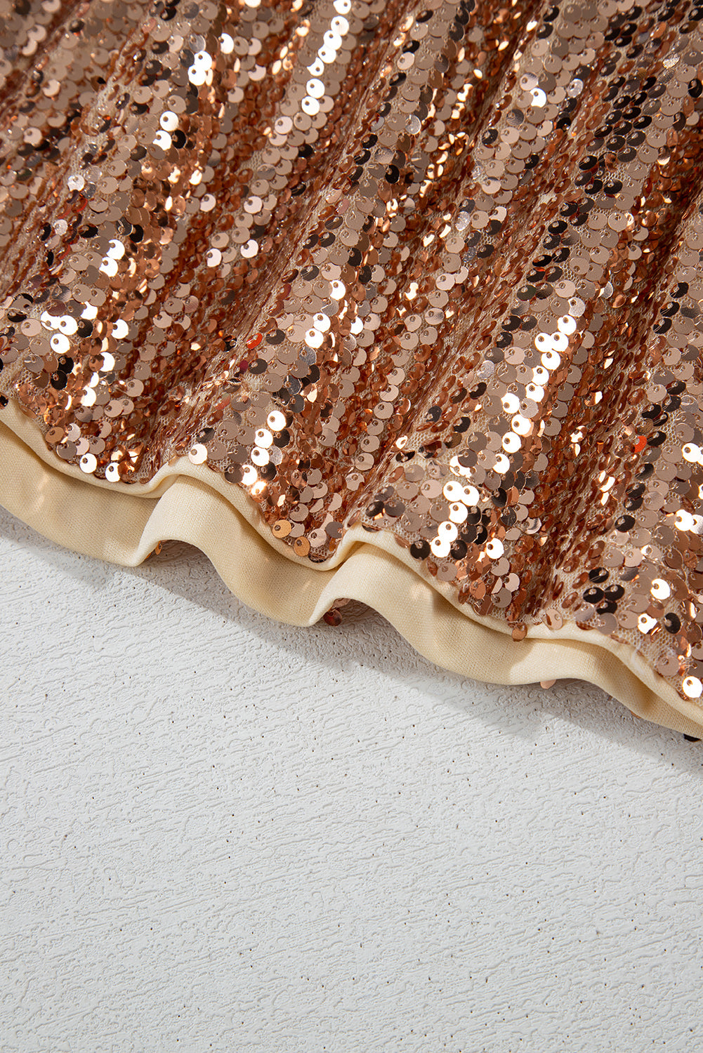 Goldfarbenes, Paillettenbesetztes Minikleid mit langen Ärmeln und Cut-Out am Rücken