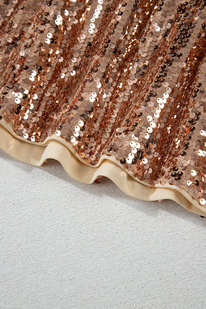 Goldfarbenes, Paillettenbesetztes Minikleid mit langen Ärmeln und Cut-Out am Rücken