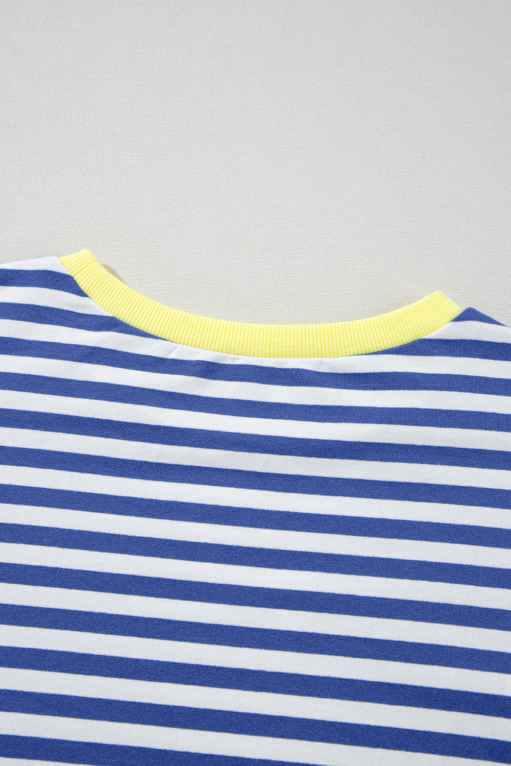 Übergroßes Pullover-Sweatshirt mit Kontrastbesatz und blauen Streifen
