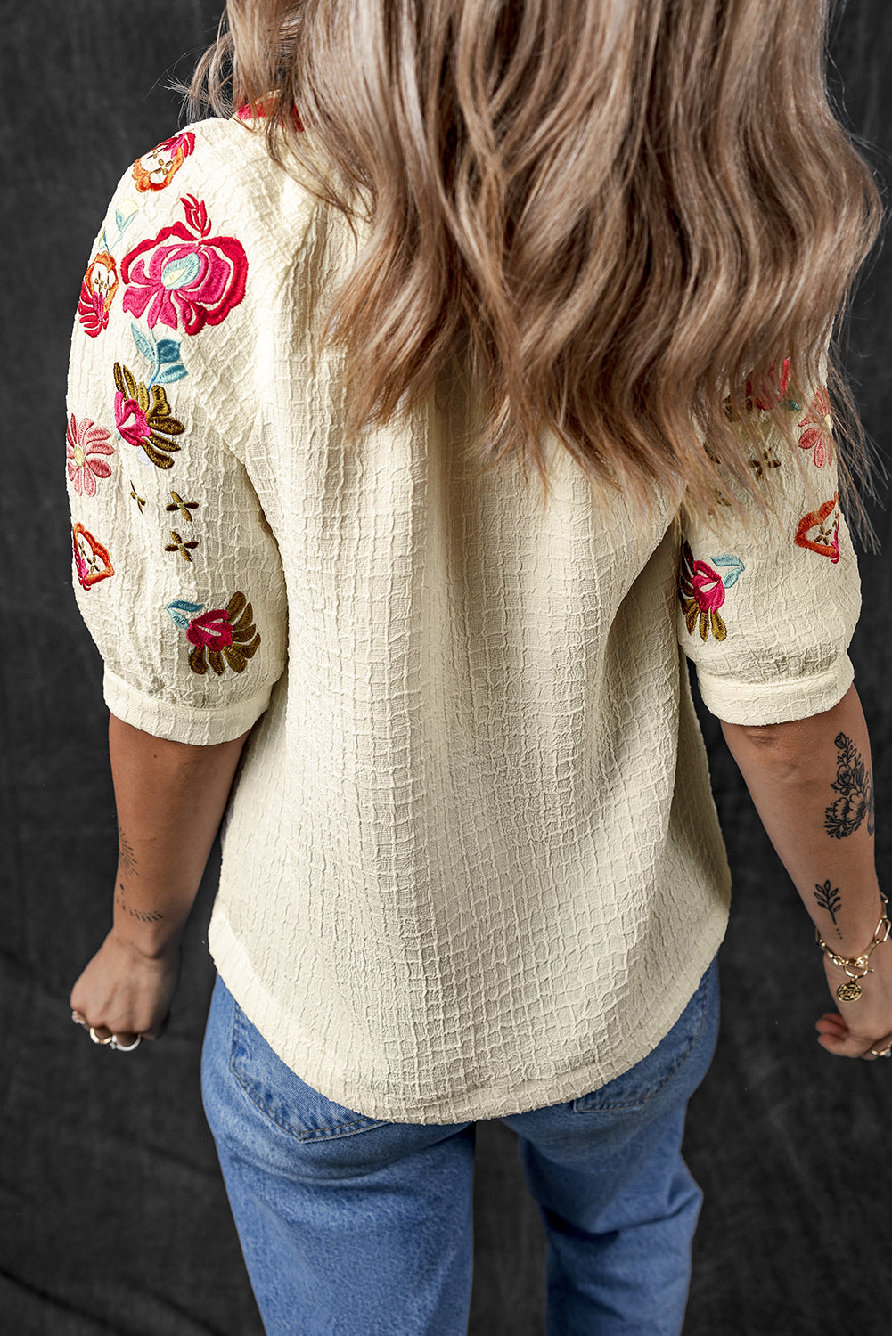 Beigefarbene Bluse mit floraler Stickerei und strukturierten Puffärmeln im Ricrac-Stil