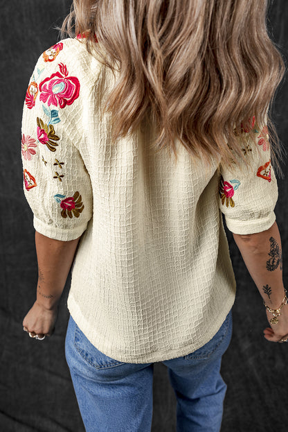 Beigefarbene Bluse mit floraler Stickerei und strukturierten Puffärmeln im Ricrac-Stil