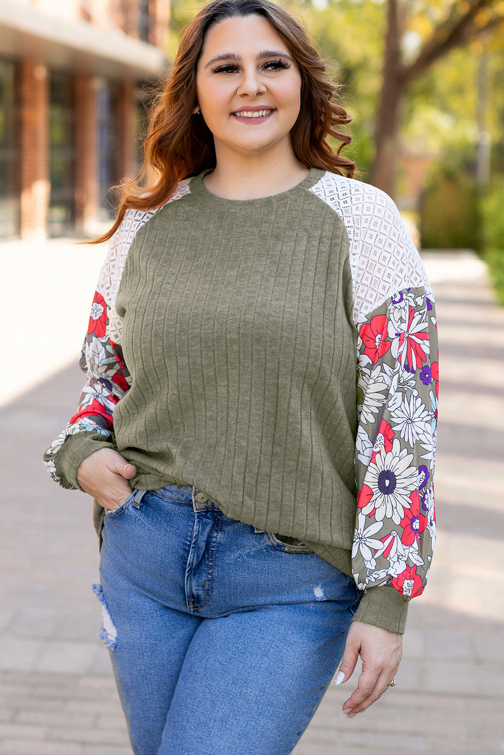 Vineyard Green – Bluse mit strukturiertem Patchwork-Blumenmuster und Raglanärmeln in Übergröße
