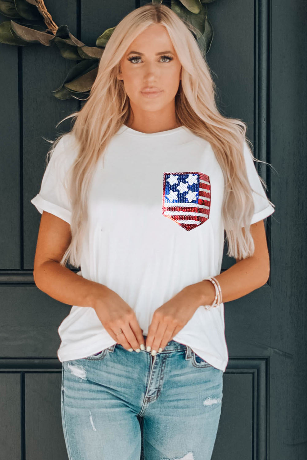 Weißes T-Shirt mit amerikanischer Flagge und Pailletten-Patch an der Tasche
