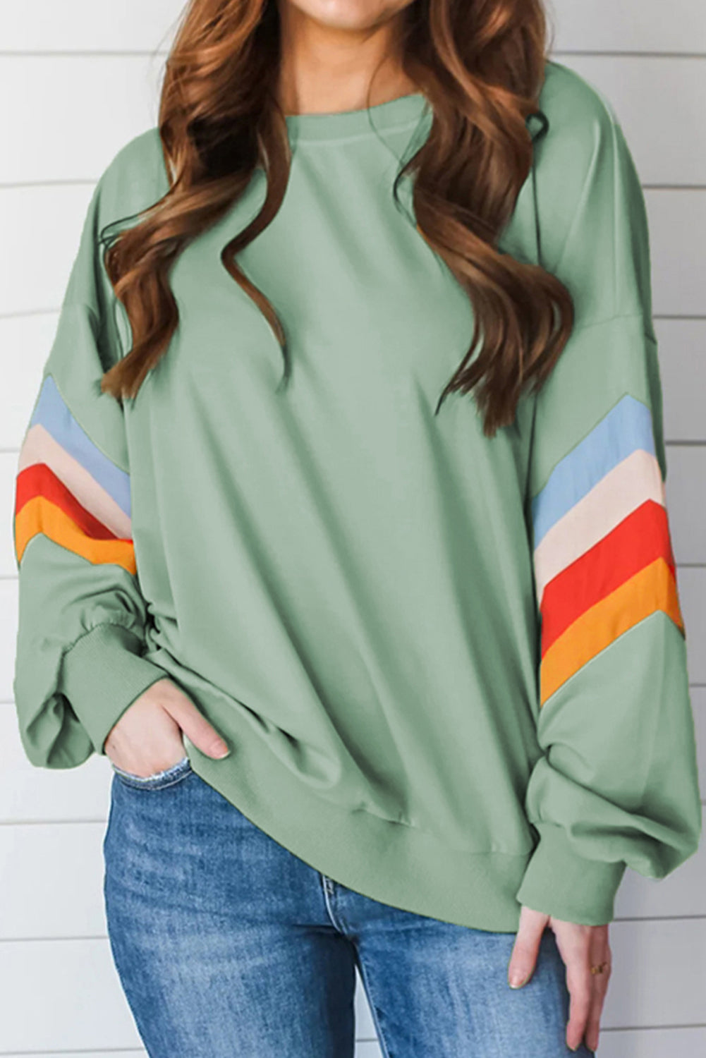 Moonlight Jade – Lockeres Sweatshirt mit Regenbogenstreifen an den Ärmeln und Rundhalsausschnitt