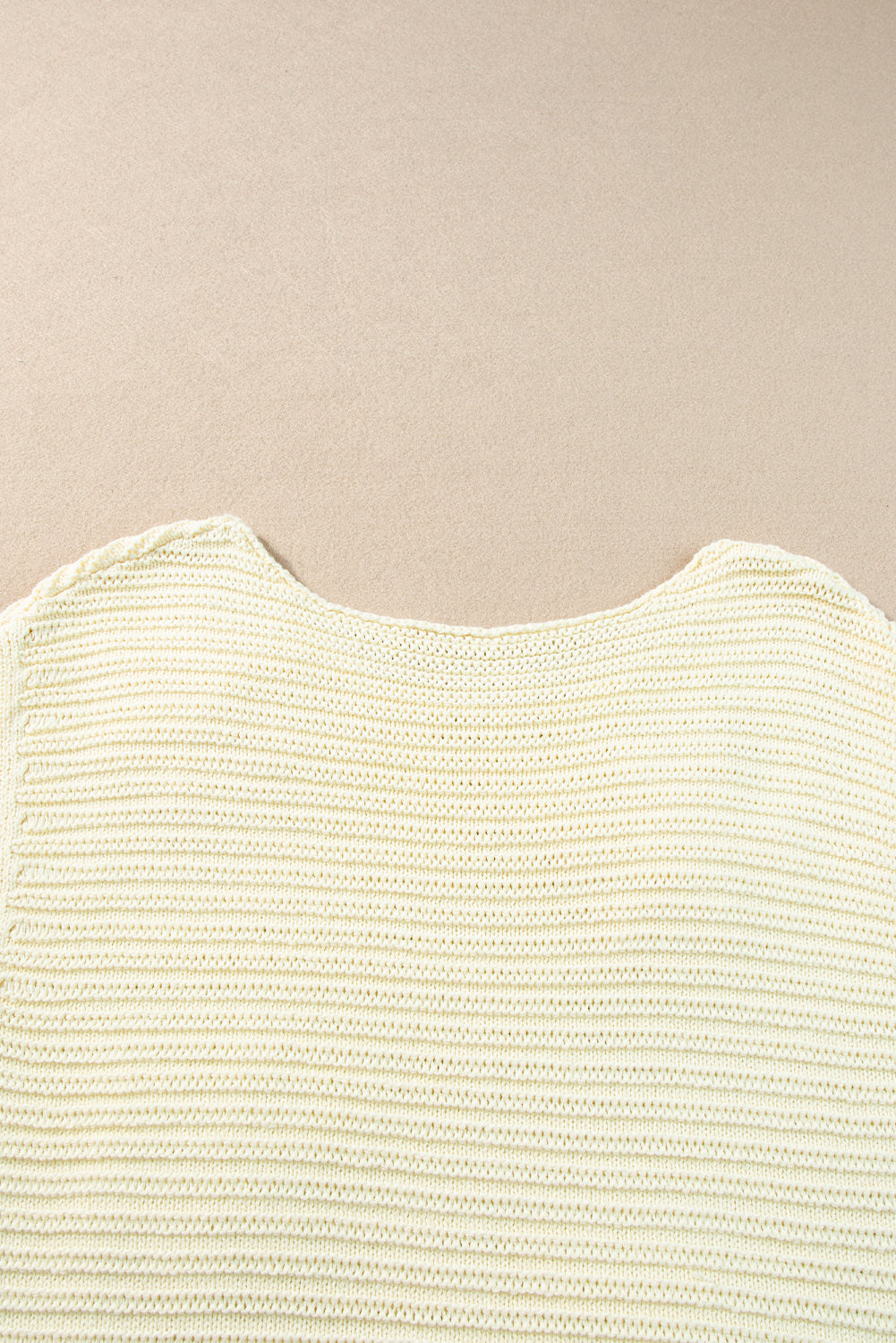 Weißes Stricktop mit Rundhalsausschnitt und Häkelmuster mit Blumenmuster