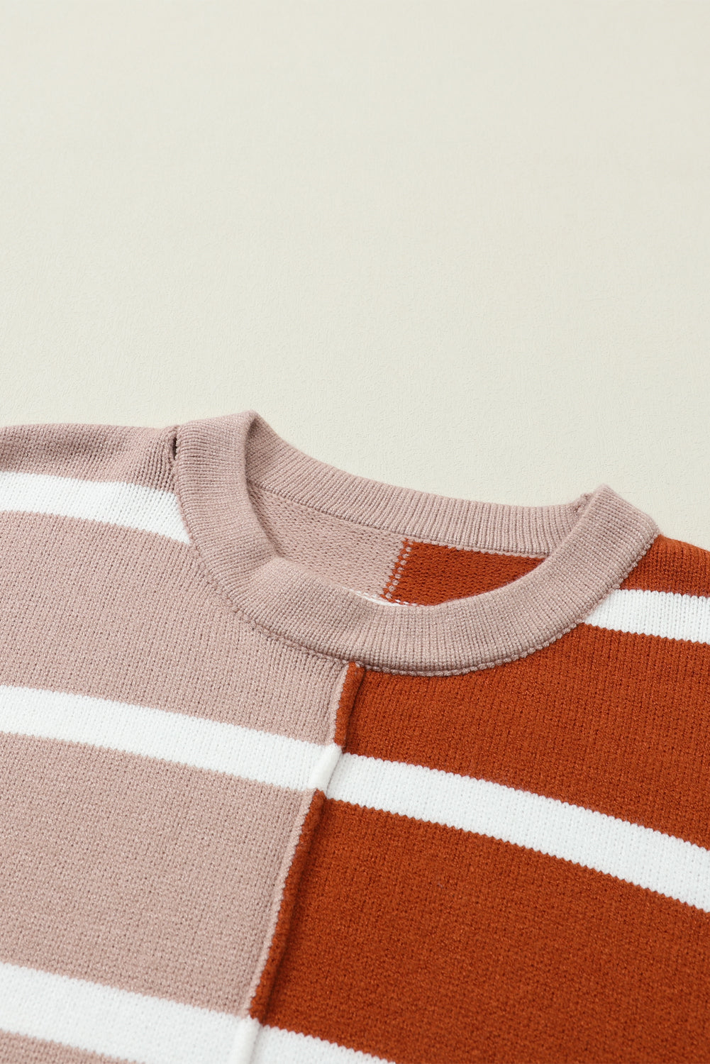Braunes Oversize-Top mit kontrastierendem Print und überschnittenen Schultern