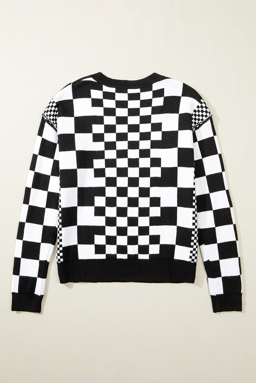 Schwarzer Pullover mit Karomuster und überschnittener Schulterpartie und Rundhalsausschnitt