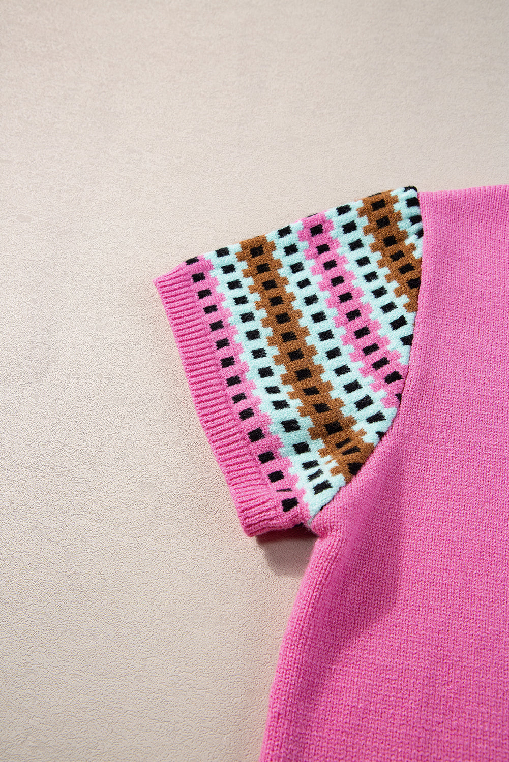 Hellrosa Pullover mit Rundhalsausschnitt und Flügelärmeln im Kontrastmuster