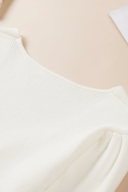 Beigefarbener Rippstrickpullover mit gerüschtem Herzausschnitt