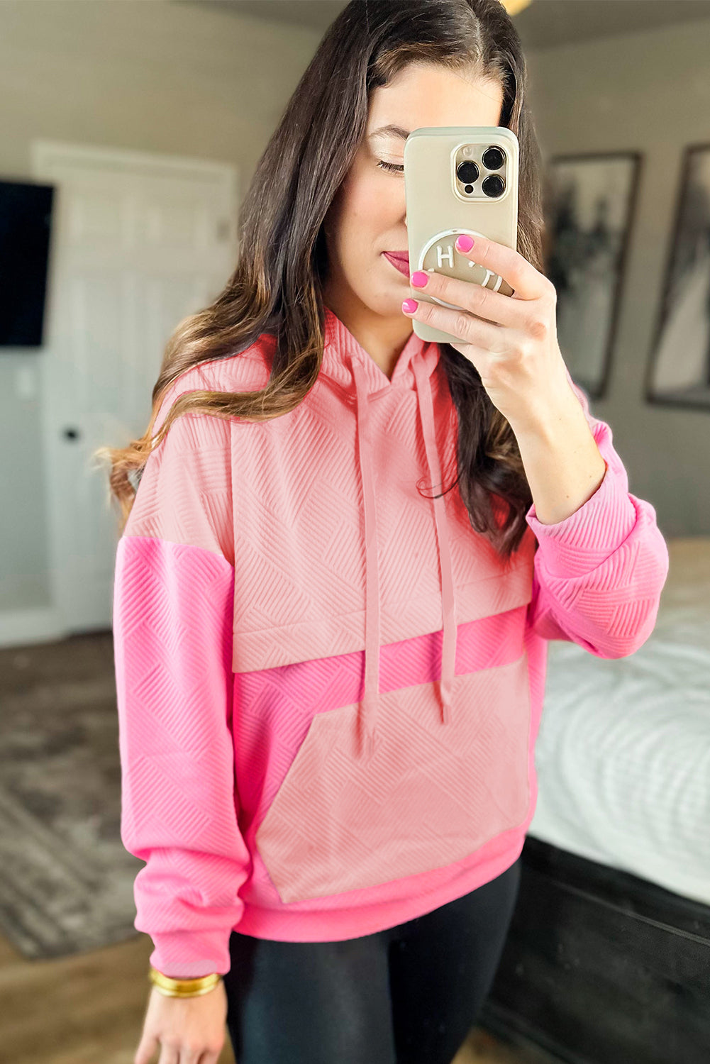Rosafarbener Hoodie mit strukturiertem Farbblockdesign und Kängurutasche und überschnittener Schulter