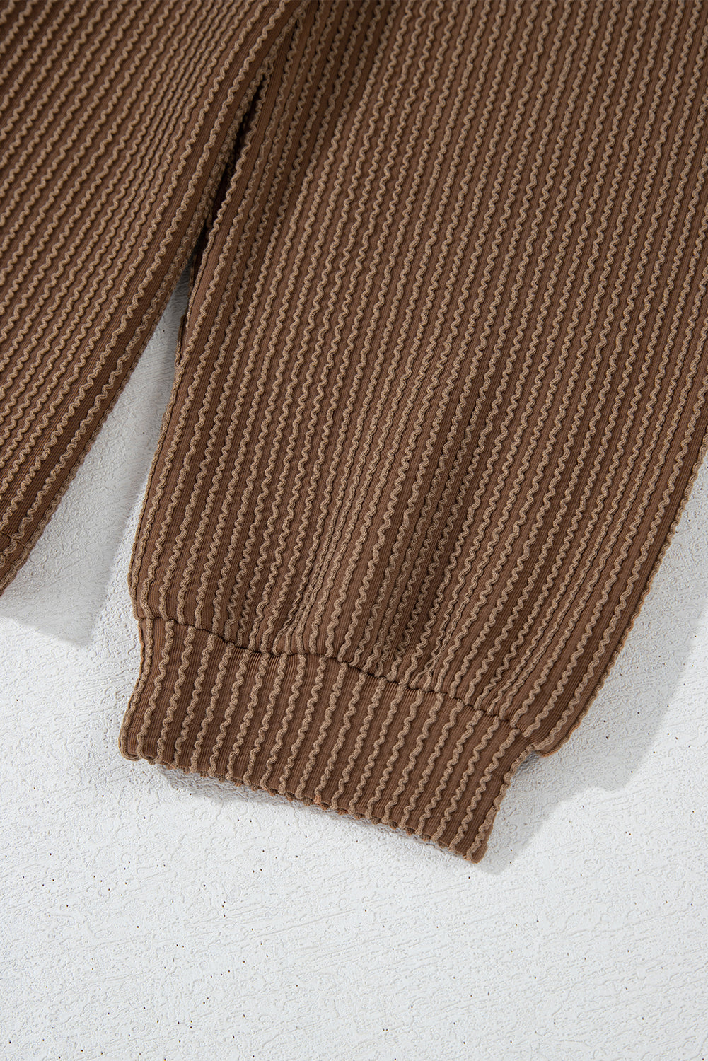Kastanienbraunes Set aus langärmligem Strickoberteil und Shorts mit hoher Taille