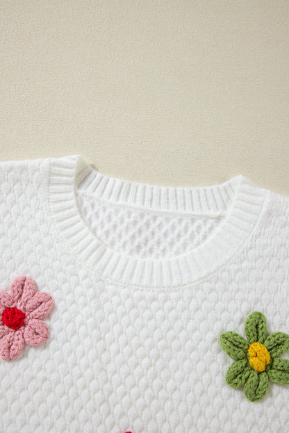 Weißer Strickpullover mit bunter Blumenapplikation