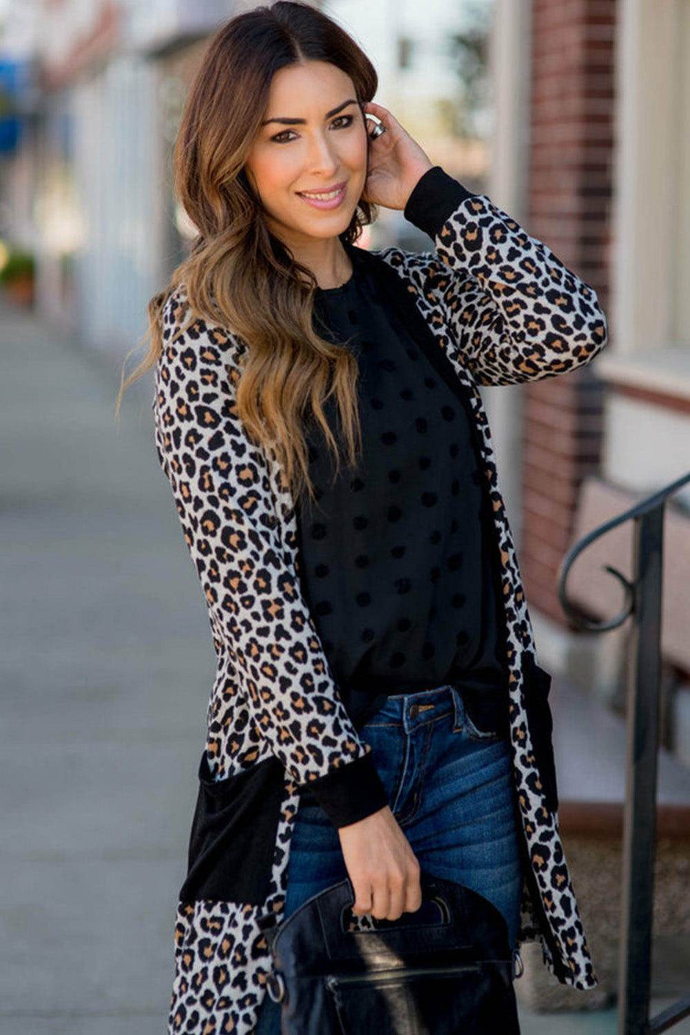 Schwarzer Cardigan mit Leopardenmuster, aufgesetzten Taschen und offener Vorderseite