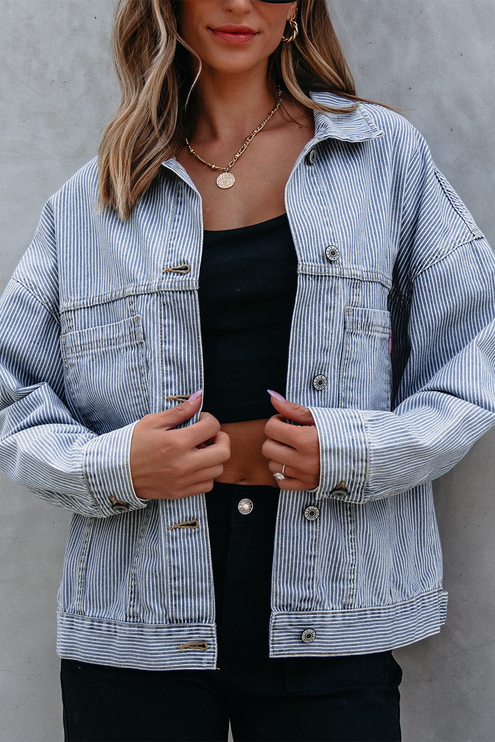 Himmelblaue, gestreifte, verwaschene Oversize-Jeansjacke mit Taschen