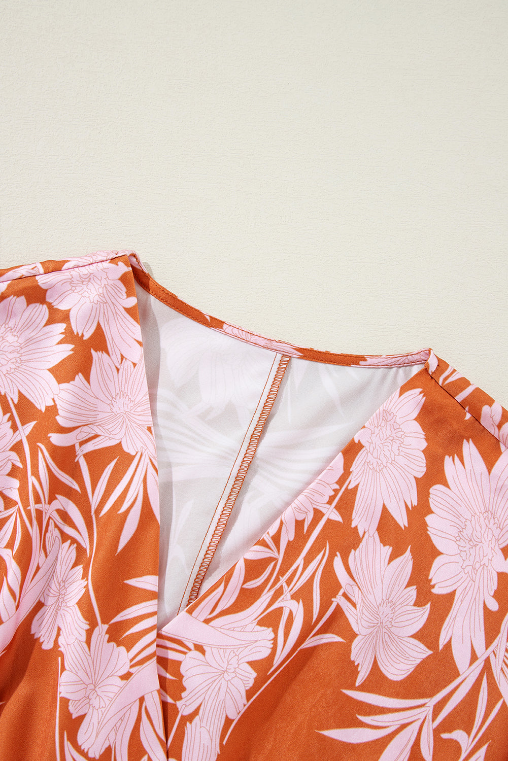 Braunes Lagenkleid mit Blumenmuster, Puffärmeln und gesmokten Taillen