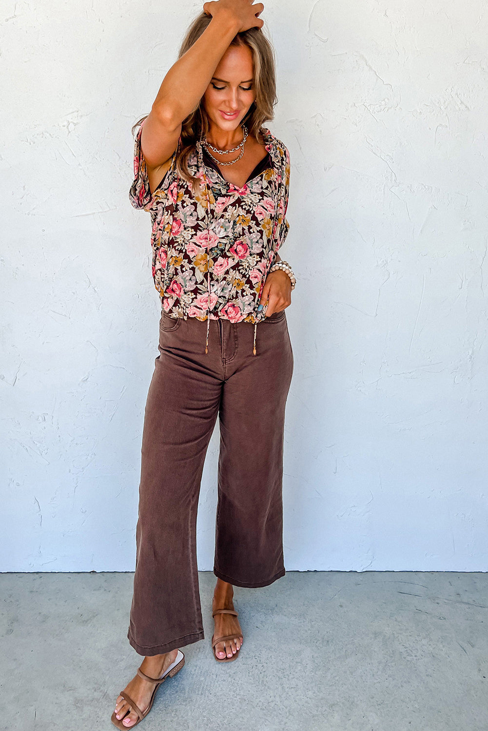 Rosa Bluse mit Blumenmuster und Ballonsaum und Schlitz am Ausschnitt