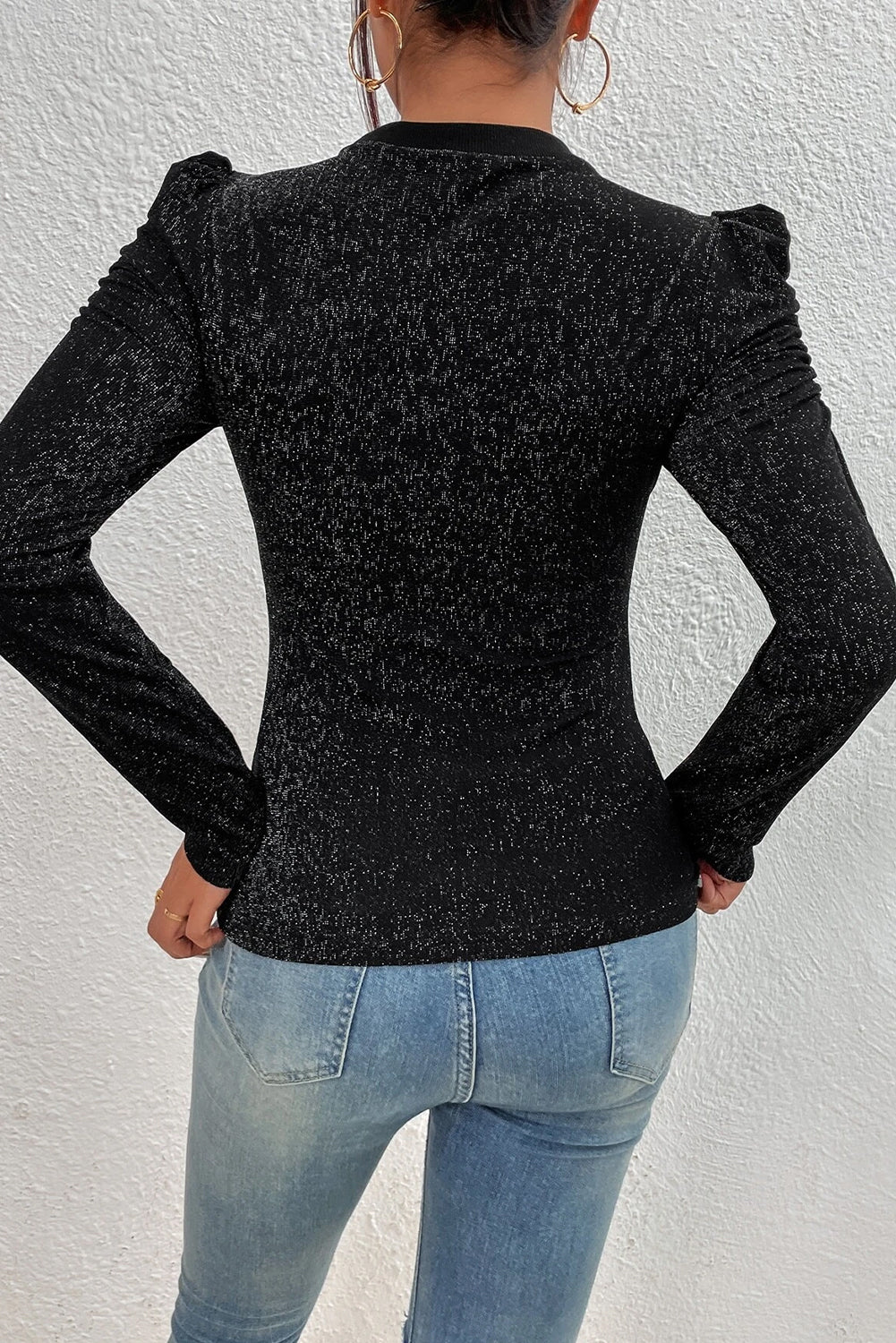 Schwarzes, schmal geschnittenes Strickoberteil mit Gigot-Ärmeln in Metallic-Optik
