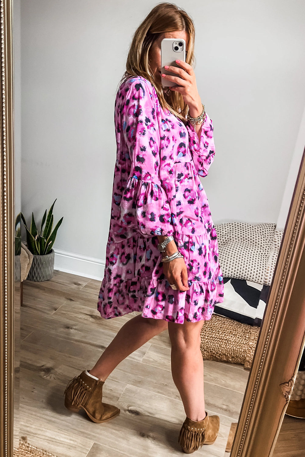 Kleid mit rosa Leopardenmuster, geknöpfter Vorderseite und 3/4-Ärmeln, gestuftem Rüschensaum