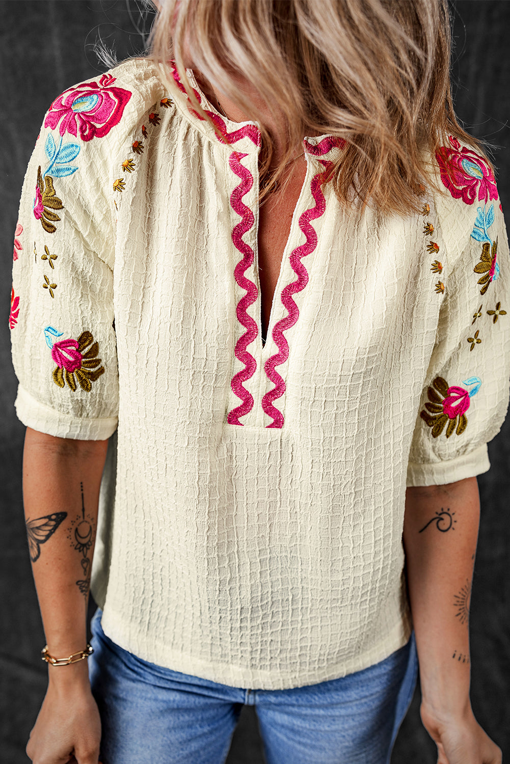 Beigefarbene Bluse mit floraler Stickerei und strukturierten Puffärmeln im Ricrac-Stil