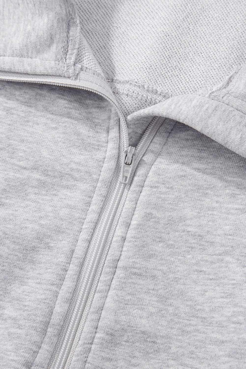 Hellgraues Sweatshirt mit Viertelreißverschluss, Stehkragen und Kängurutasche