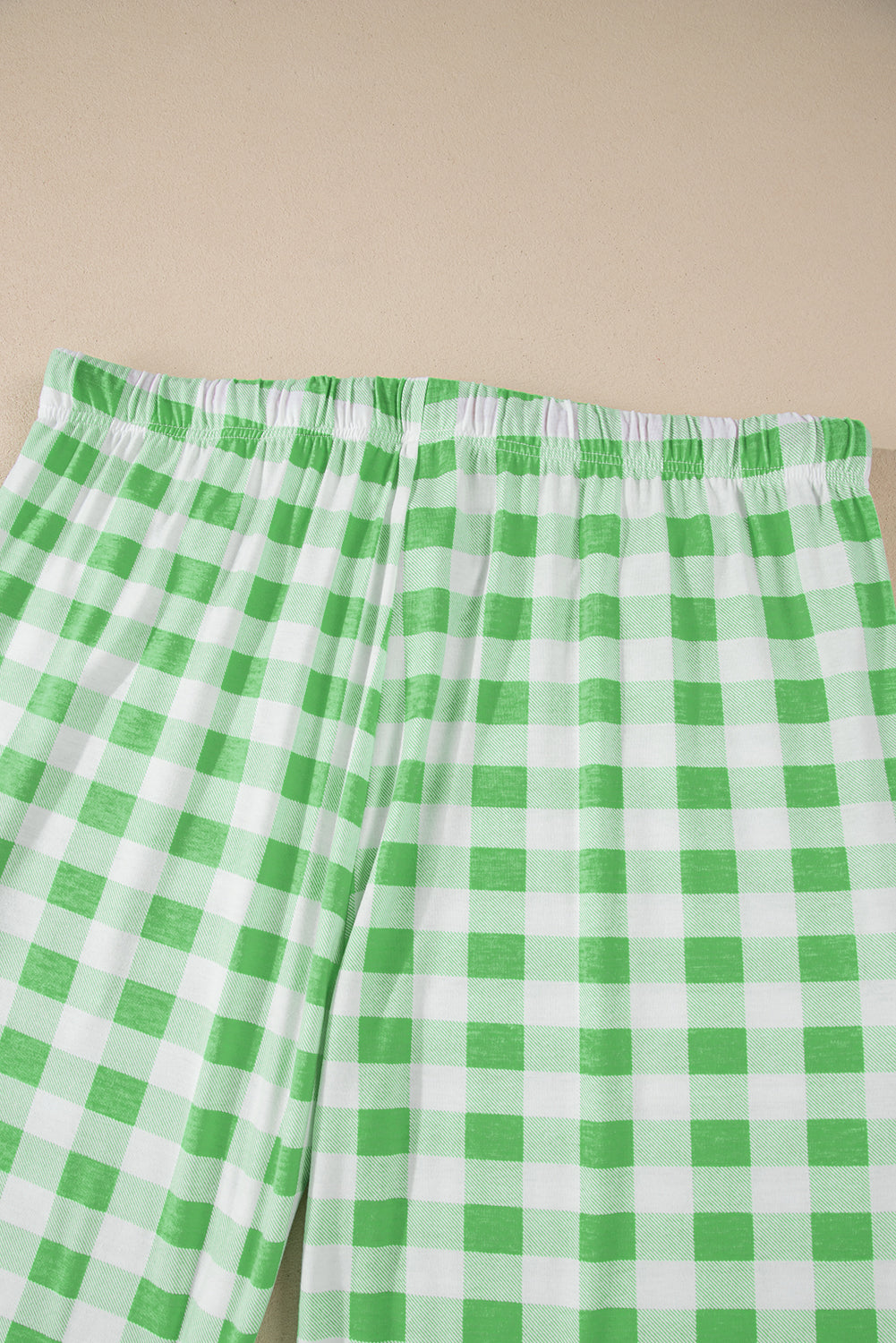 Grüner Pyjama mit Karomuster und Kontrastbesatz in Übergröße, langärmlig