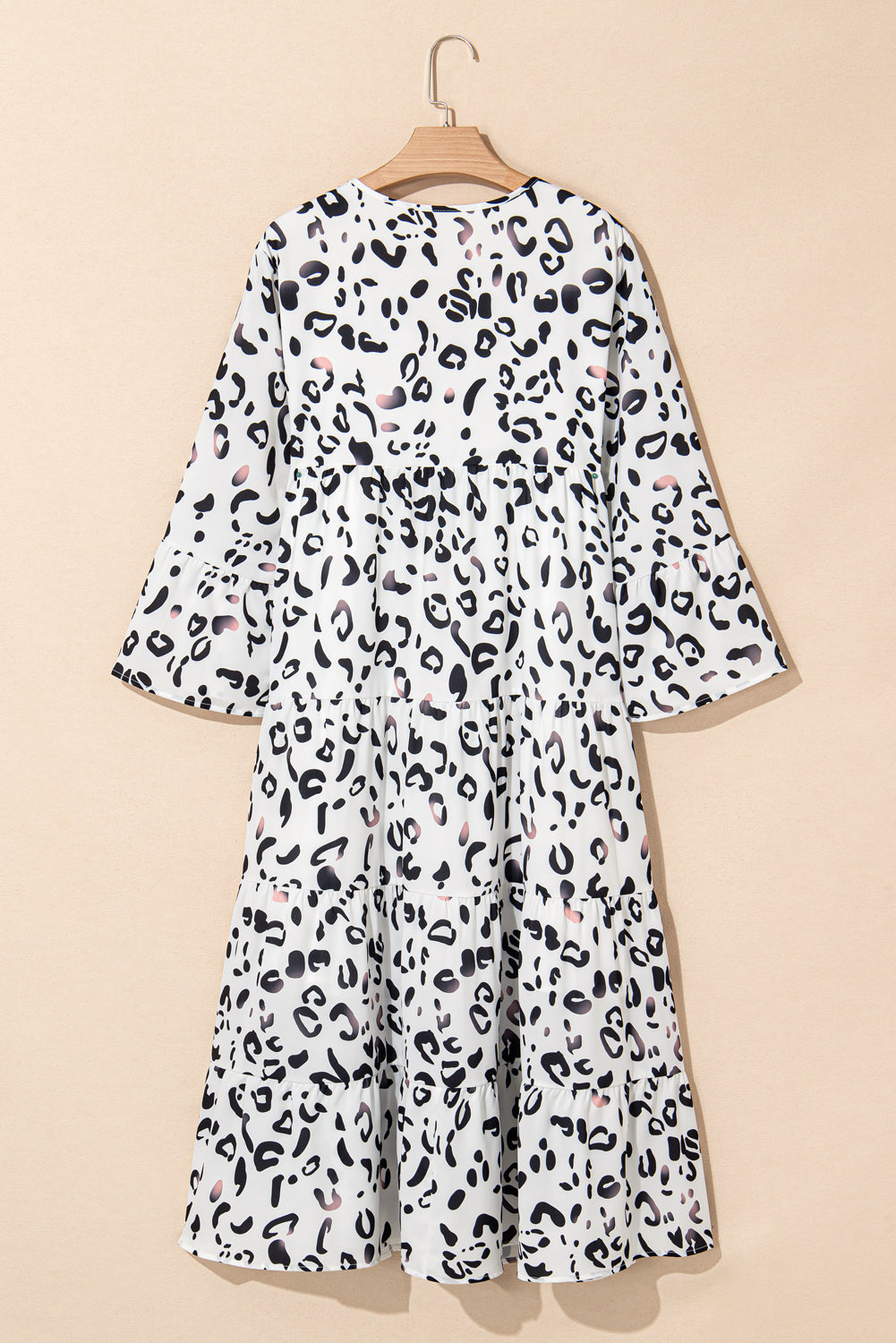 Weißes Maxikleid mit Leopardenmuster und V-Ausschnitt und lockerer Passform