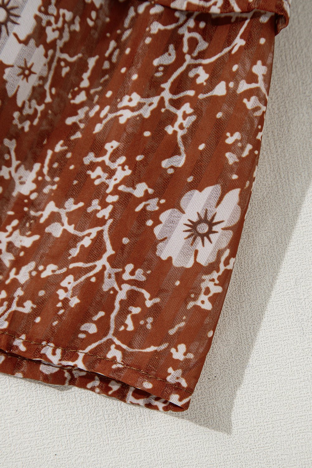 Braunes Boho-Minikleid mit Blumenmuster, Rüschen und Puffärmeln sowie V-Ausschnitt