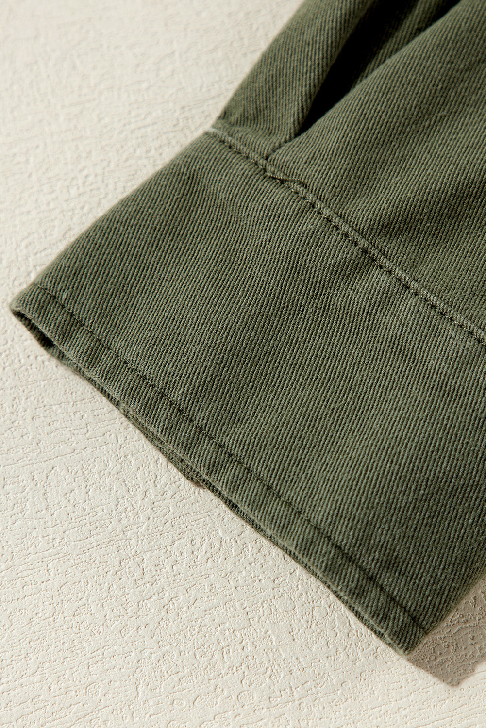 Moosgrüne Jacke mit Druckknopf-Reißverschluss und engem Taillenkragen