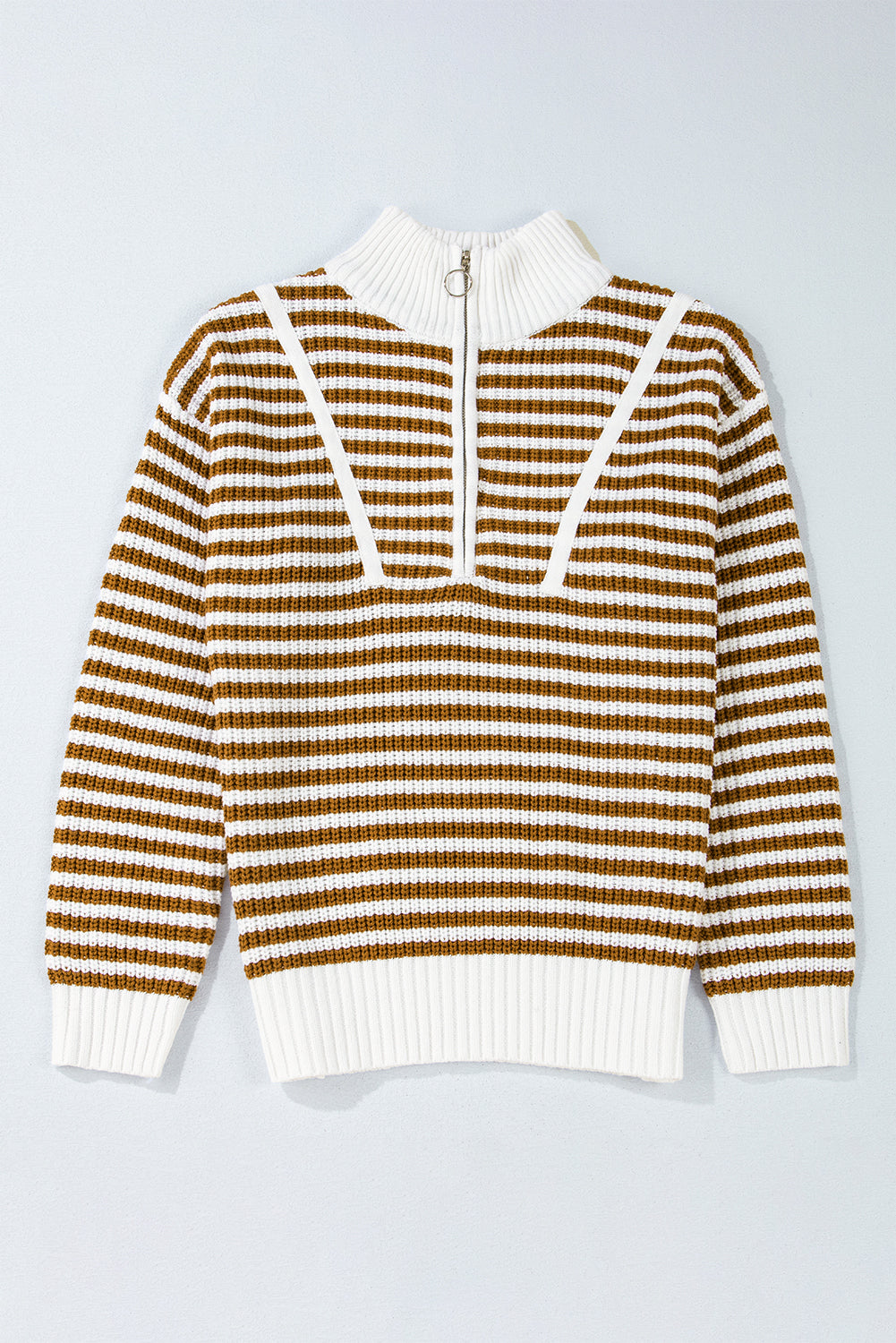 Khakifarbener Pullover mit Streifen und Reißverschlusskragen mit überschnittenen Schultern