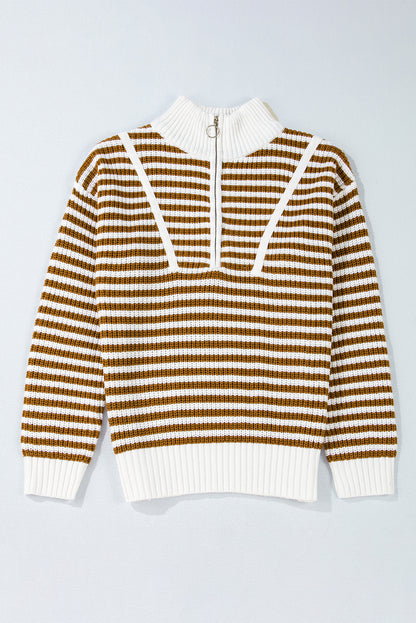 Khakifarbener Pullover mit Streifen und Reißverschlusskragen mit überschnittenen Schultern