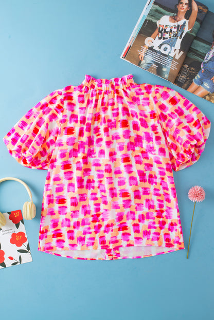Rosa Bluse mit abstraktem Print und hohem Kragen, Knopfleiste hinten und Rüschen